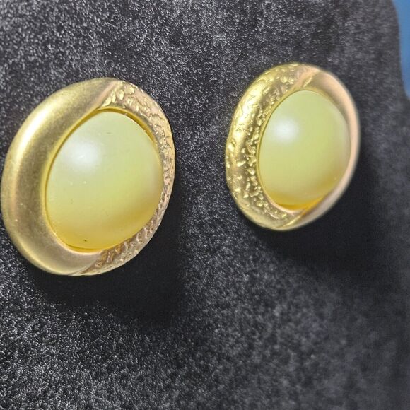 **Sale** Vintage Ernst Gideon Bek Gold Tone Green Round Earrings - Picture 6 of 12
